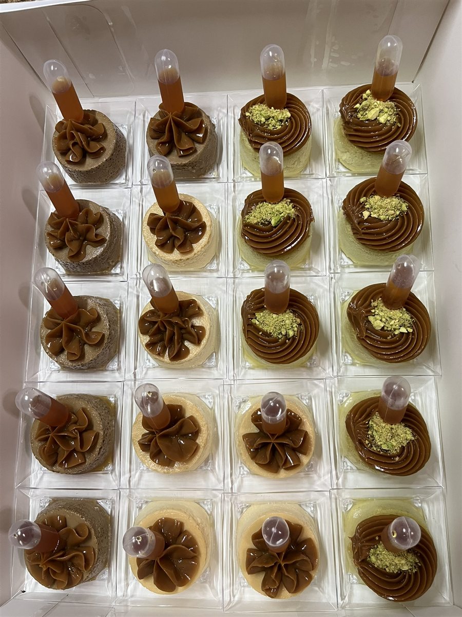 Pistachio and dulce de leche mini cakes with piped toppings